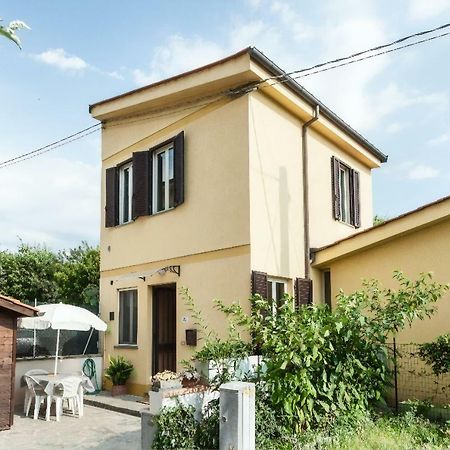 لوكا La Casina Gialla Independent House - Near The Walls المظهر الخارجي الصورة