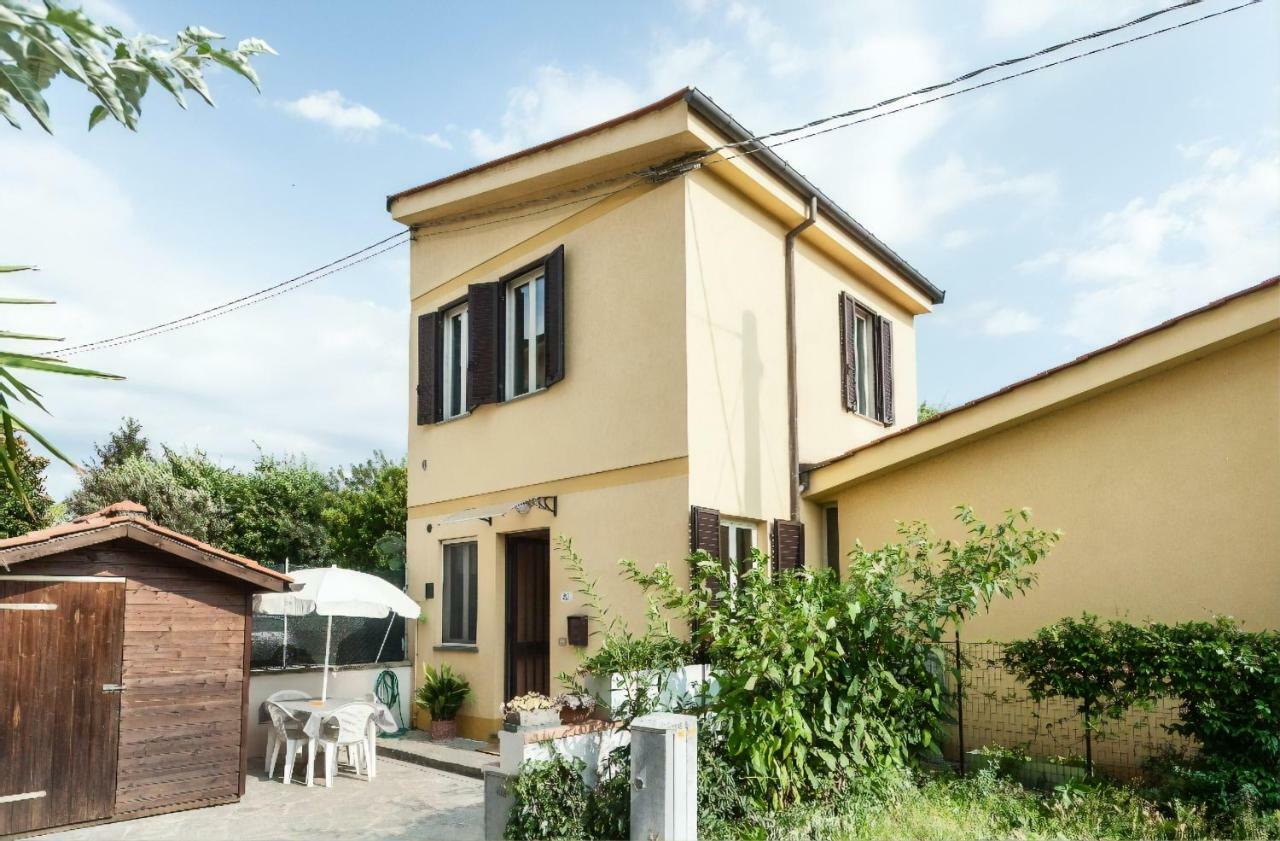 لوكا La Casina Gialla Independent House - Near The Walls المظهر الخارجي الصورة